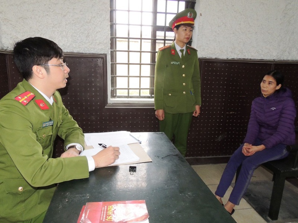 
Đối tượng Dương Thị Thắm tại cơ quan Công an (ảnh: Công an Hà Nam)
