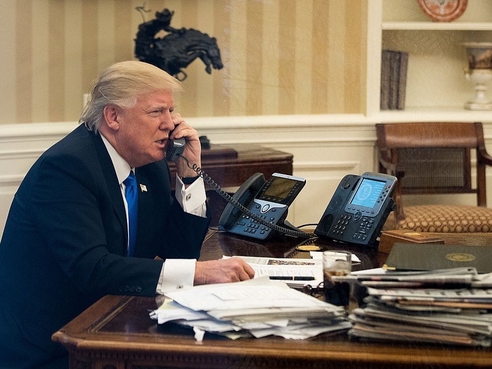 Giải mã chiếc bàn làm việc quyền lực của Tổng thống Trump - 2
Bàn làm việc của Tổng thống Trump trong Phòng Bầu dục ở Nhà Trắng không phải lúc nào cũng trống trơn. (Ảnh: Getty)