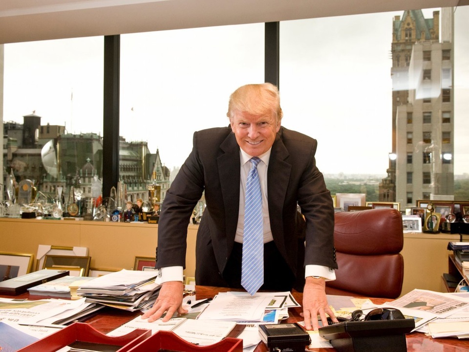 Giải mã chiếc bàn làm việc quyền lực của Tổng thống Trump - 3
Bàn làm việc của ông Trump khi còn là tài phiệt bất động sản ở Tháp Trump. (Ảnh: Getty)