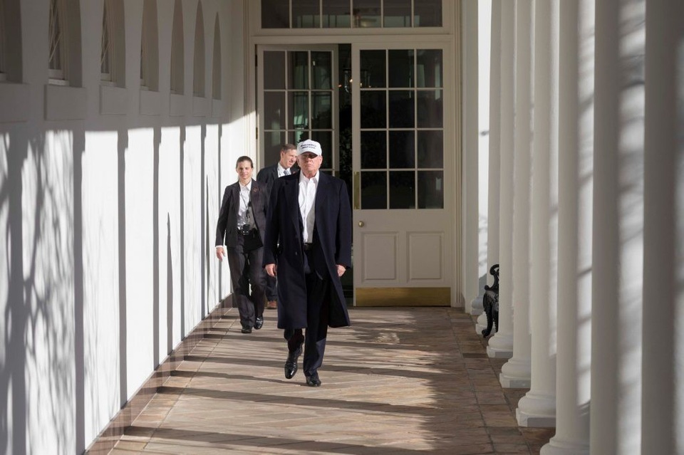 Bức ảnh gây “bão” mạng của ông Trump trong những ngày chính phủ đóng cửa - 1
Tổng thống Mỹ Donald Trump bước ra từ Phòng Bầu dục. (Ảnh: Nhà Trắng)