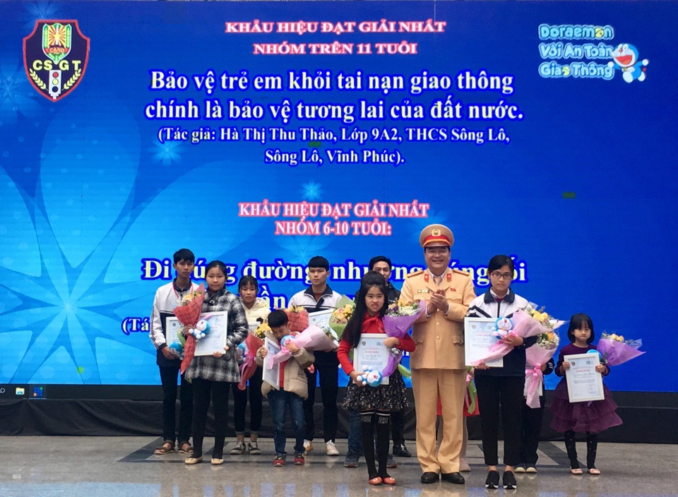 Doraemon truyền cảm hứng an toàn giao thông cho học sinh Việt Nam - 1 Đại tá Lê Xuân Đức - Phó Cục trưởng Cục Cảnh sát giao thông trao giải cho các tác giả sáng tác khẩu hiệu xuất sắc