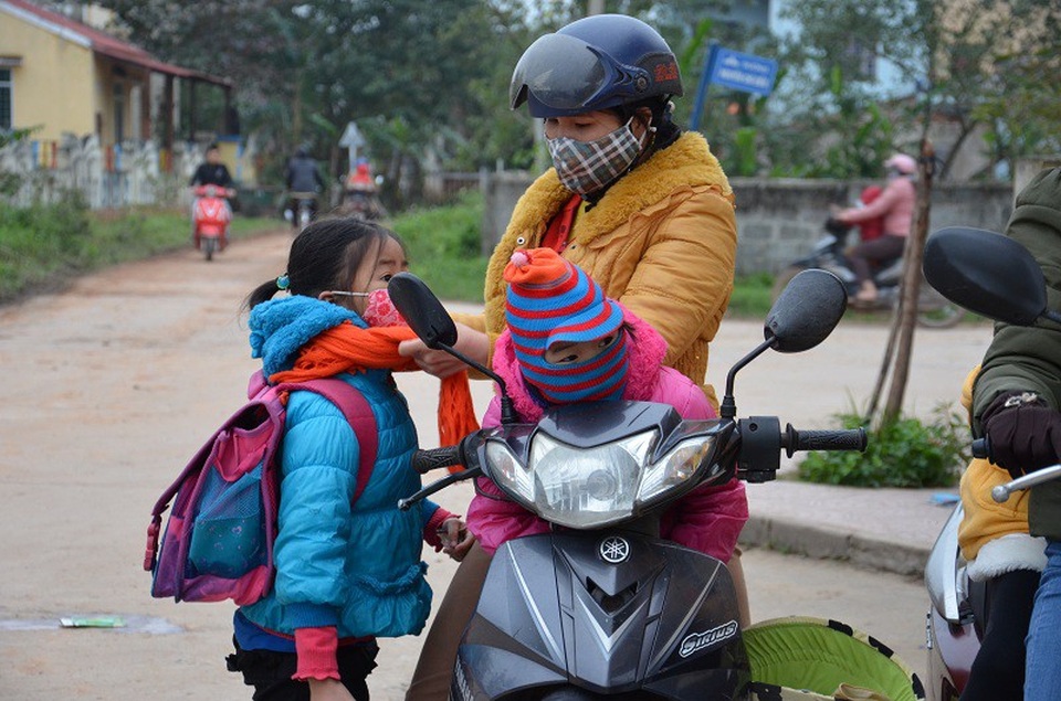 Trẻ em miền Trung hóa... ninja tới trường trong giá rét - 9 Trẻ em miền Trung hóa... ninja tới trường trong giá rét - 9