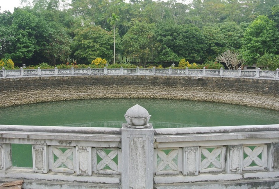 Chiêm ngắm giếng nước lớn nhất Việt Nam - 2 Giếng rộng 30m và sâu khoảng 6m, quanh năm không bao giờ cạn nước.