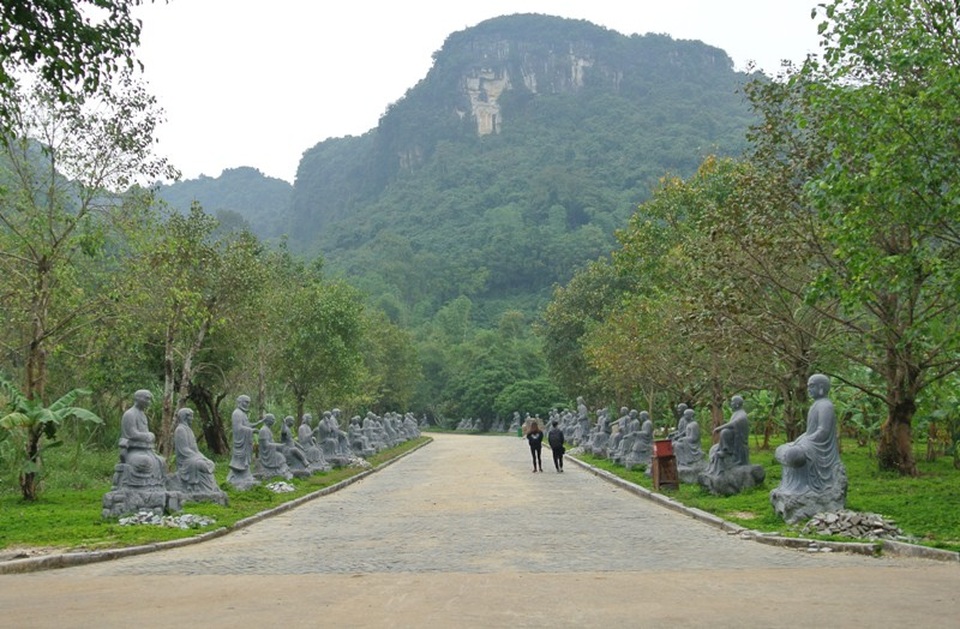Chiêm ngắm giếng nước lớn nhất Việt Nam - 4 Từ chùa Bái Đính cổ đi đến giếng Ngọc hơn 500m, xung quanh khuôn viên giếng không gian thoáng mát, cây xanh tươi tốt quanh năm.