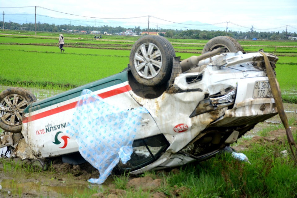 Taxi “bay” xuống ruộng trong đêm, tài xế bị thương - 1 Chiếc taxi lao xuống ruộng rồi lật ngửa