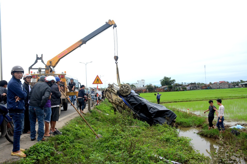 Taxi “bay” xuống ruộng trong đêm, tài xế bị thương - 2 Lực lượng cứu hộ đưa xe ra khỏi hiện trường