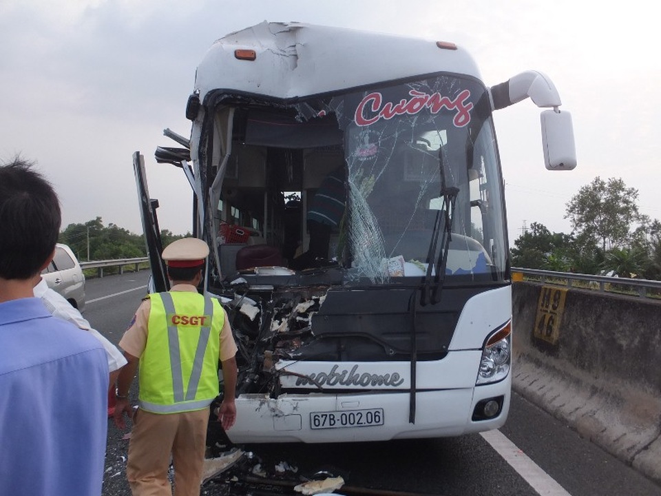 Xe giường nằm tông đuôi xe giường nằm làm 3 người bị thương nặng trên đường cao tốc TP. HCM-Trung Lương