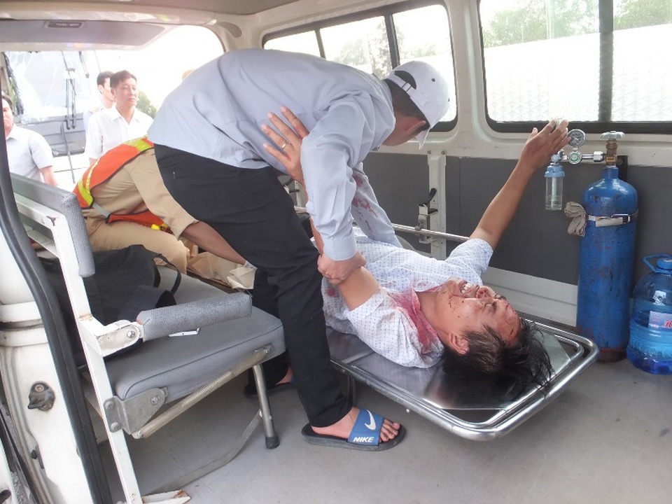 Hành khách bị gãy chân nằm chờ xe cấp cứu hơn 60 phút trên xe bị nạn