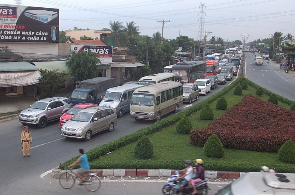 Ngã tư Lương Phú ùn ứ vì đường cao tốc bị phong tỏa