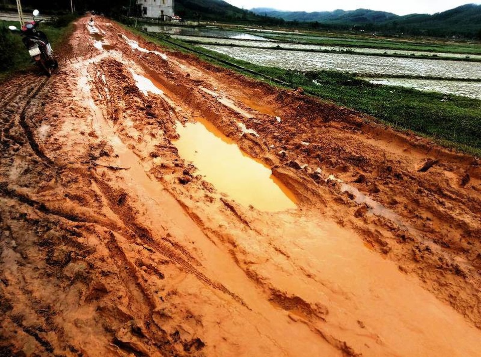 Quảng Bình: Dân khổ sở vì đường liên xã lầy lội, xuống cấp nghiêm trọng! - 1 Hãi hùng tuyến đường liên xã xuống cấp nghiêm trọng