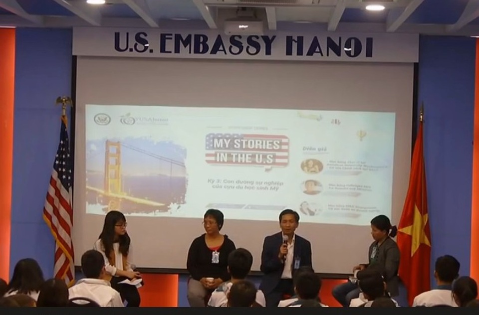 Cựu du học sinh Mỹ và câu chuyện không hồi kết "về Việt Nam làm gì" - 2
Diễn giả Trần Lương Sơn (người cầm mic) – Tốt nghiệp Học viện công nghệ MIT, Hoa Kỳ theo chương trình học bổng Fulbright.