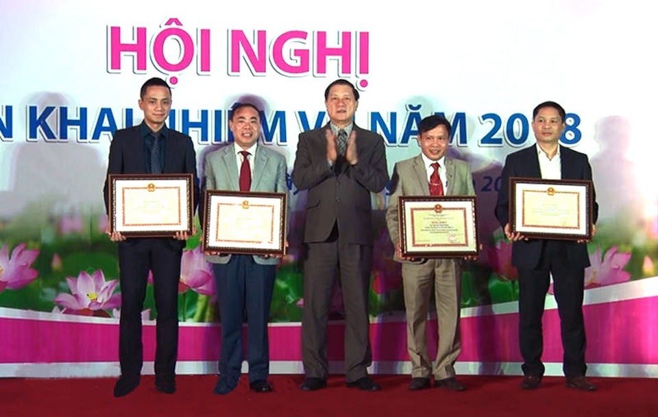 Chiều 5/1, Sở Du lịch Nghệ An tổ chức Hội nghị triển khai nhiệm vụ năm 2018. Dịp này, Bộ Văn hóa -Thể thao và Du lịch tặng bằng khen cho 7 tập thể, 4 cá nhân đã có thành tích xuất sắc trong xây dựng và tổ chức hoạt động du lịch địa phương năm 2017. UBND tỉnh tặng bằng khen cho 8 tập thể, 4 cá nhân đã có thành tích xuất sắc trong hoạt động du lịch năm 2017.