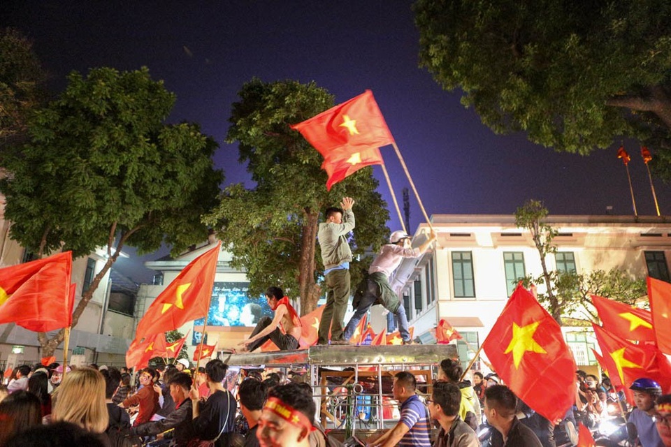 1.001 kiểu ăn mừng "bá đạo" của người hâm mộ Việt Nam - 15 Người dân đứng trên nóc xe reo hò.