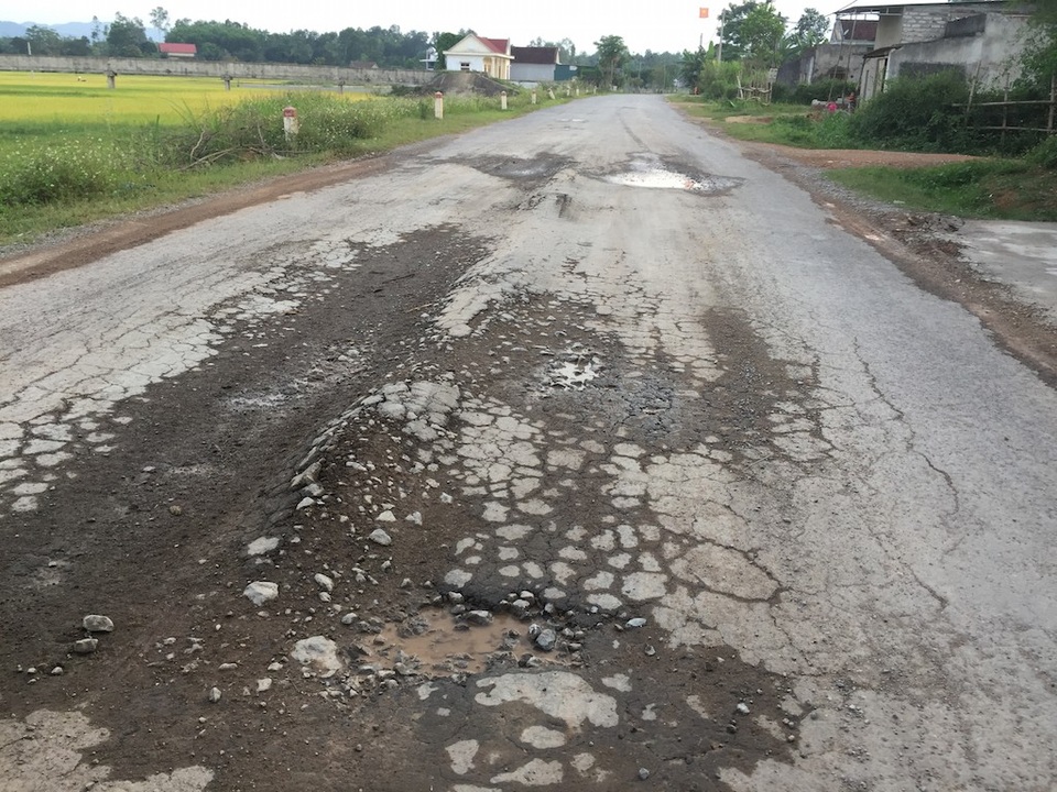 Bộ trưởng Giao thông: “Chưa có con đường nào làm tôi hài lòng” - 2 Một tuyến đường ở Nghệ An bị hư hỏng (ảnh: Nguyễn Duy)