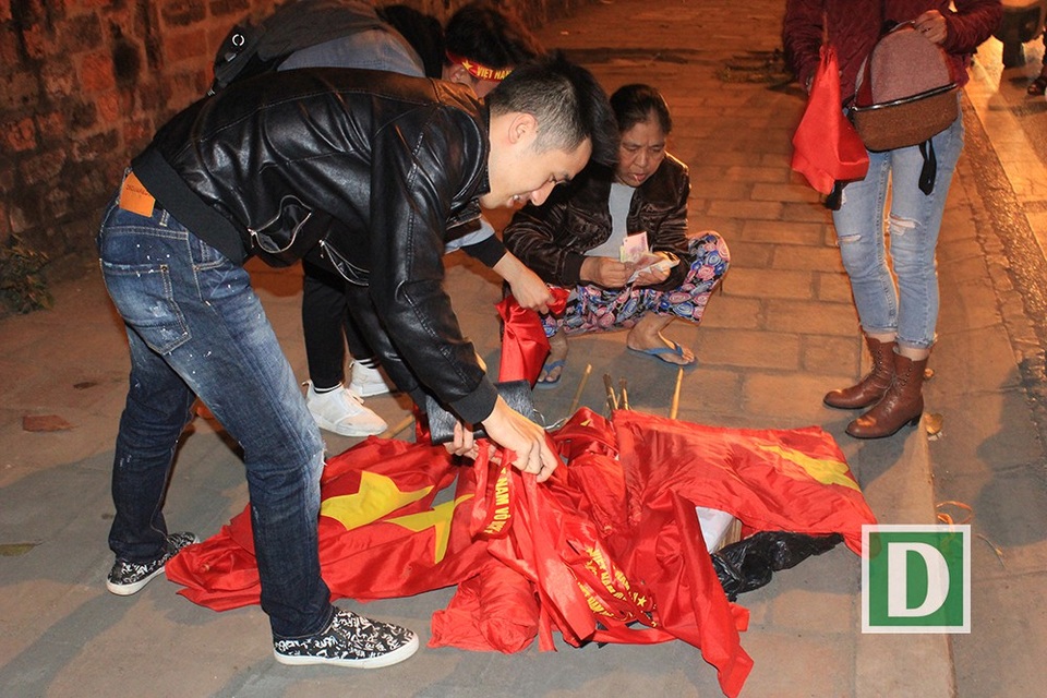 Hàng vạn cổ động viên "nhuộm đỏ" Hà Nội - 6
Cờ đỏ sao vàng là mặt hàng bán chạy nhất đêm.
