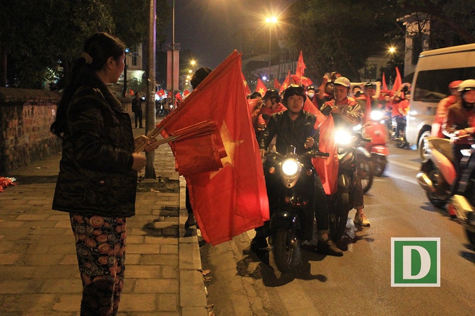 Hàng vạn cổ động viên "nhuộm đỏ" Hà Nội - 5 Hàng vạn cổ động viên "nhuộm đỏ" Hà Nội - 5