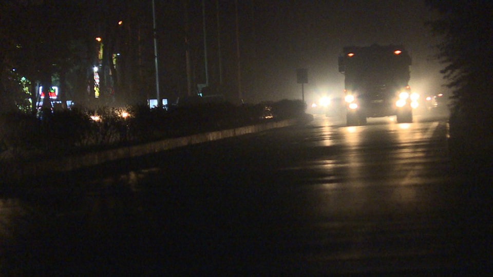 Hà Nội: Đường nghìn tỷ thông xe nửa năm vẫn chưa có điện chiếu sáng - 5
Nhiều xe tải qua lại vào buổi tối khiến việc lưu thông qua đây càng thêm nguy hiểm.