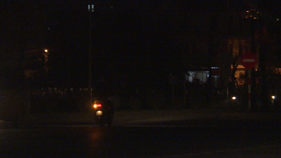 Hà Nội: Đường nghìn tỷ thông xe nửa năm vẫn chưa có điện chiếu sáng - 4
Tuyến đường có tổng chiều dài 3,5 km, mặt cắt ngang 50 m bao gồm 8 làn đường, vận tốc thiết kế 60 km/h nên các phương tiện di chuyển chỉ cần thiếu tập trung có thể va chạm tại các đoạn giao cắt. Các phương tiện khi sang đường dù đã xi nhan những vẫn tim đập, chân run.