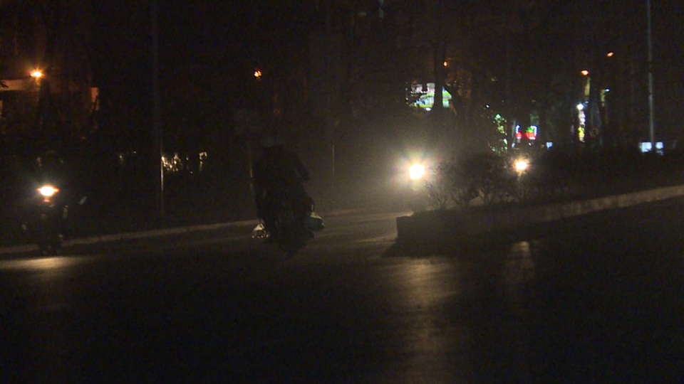 Hà Nội: Đường nghìn tỷ thông xe nửa năm vẫn chưa có điện chiếu sáng - 2
Không có đèn chiếu sáng khiến các phương tiện di chuyển khó khăn vào buổi tối. Các đoạn giao cắt, điểm quay đầu cũng trở nên nguy hiểm hơn.