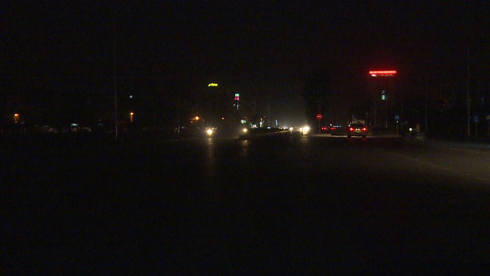 Hà Nội: Đường nghìn tỷ thông xe nửa năm vẫn chưa có điện chiếu sáng - 3
Không có đèn đường, tuyến đường nghìn tỷ này tối đen như mực, tiềm ẩn nguy cơ tai nạn giao thông.