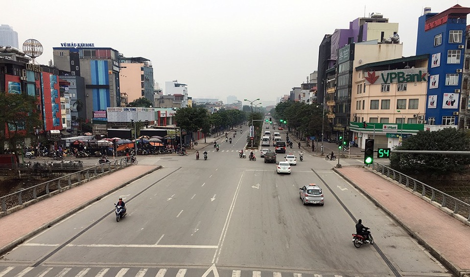 Cảnh đường phố Hà Nội thênh thang trong ngày đầu năm 2018 - 1
8h sáng, đường phố Hà Nội thống thoáng khác hẳn cảnh đông đúc, vội vã vào giờ cao điểm.