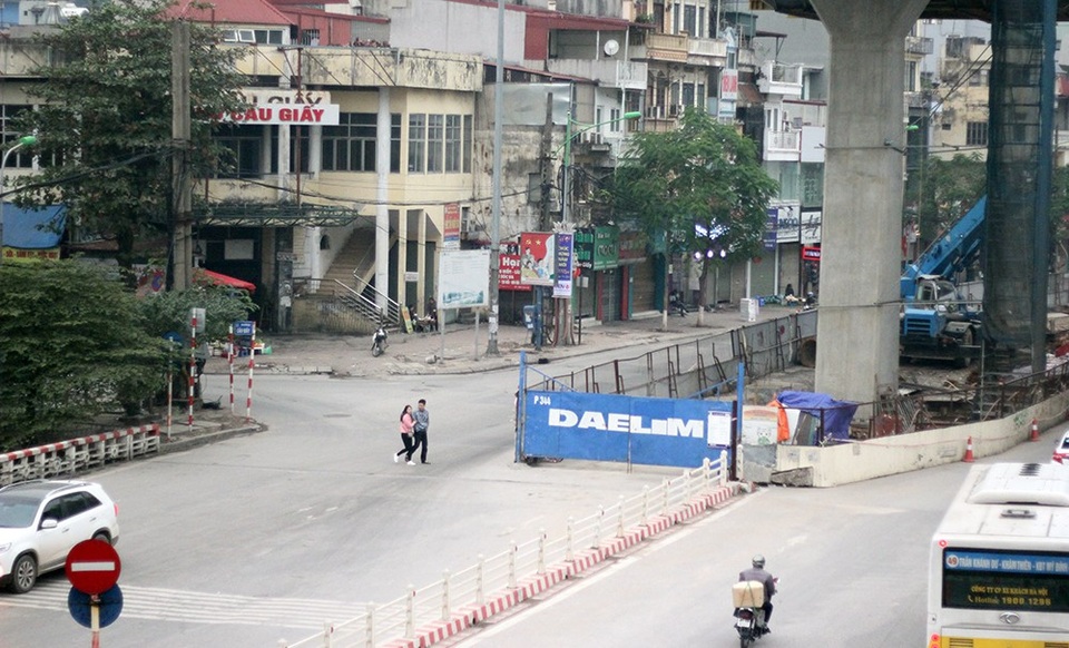 Cảnh đường phố Hà Nội thênh thang trong ngày đầu năm 2018 - 2
Ngã tư Cầu Giấy thường ùn tắc, hôm nay vắng vẻ lạ thường.