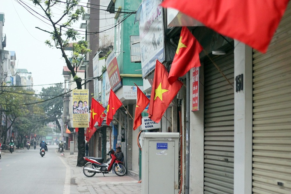 Cảnh đường phố Hà Nội thênh thang trong ngày đầu năm 2018 - 4
Nhiều cửa hiệu đóng cửa nghỉ lễ, treo cờ Tổ quốc mừng năm mới.