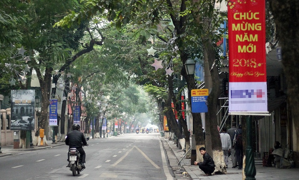 Cảnh đường phố Hà Nội thênh thang trong ngày đầu năm 2018 - 7
Phố Tràng Thi lác đác phương tiện.