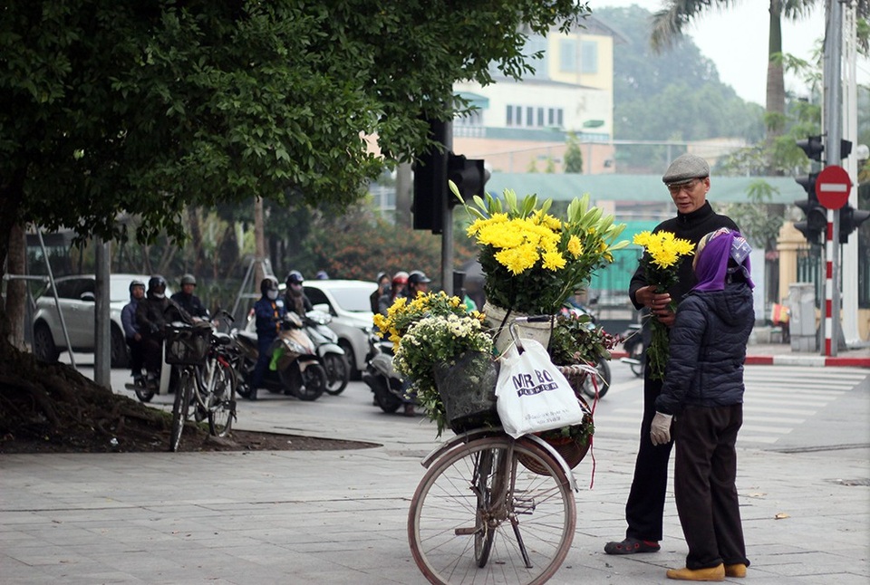 Cảnh đường phố Hà Nội thênh thang trong ngày đầu năm 2018 - 6
Gánh hoa rong trên phố.
