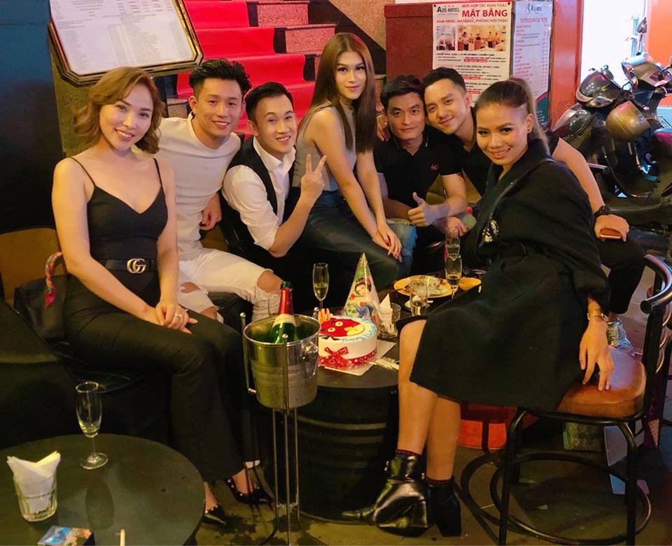 Dương Triệu Vũ đón năm mới bằng tiệc sinh nhật bên bạn bè thân thiết.