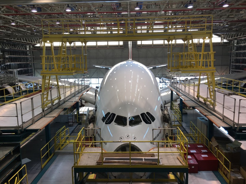Khu bảo dưỡng máy bay Airbus 380, Boeing 777 trị giá 350 triệu USD ở Dubai - 9 Một máy bay A380 nằm trong xưởng.