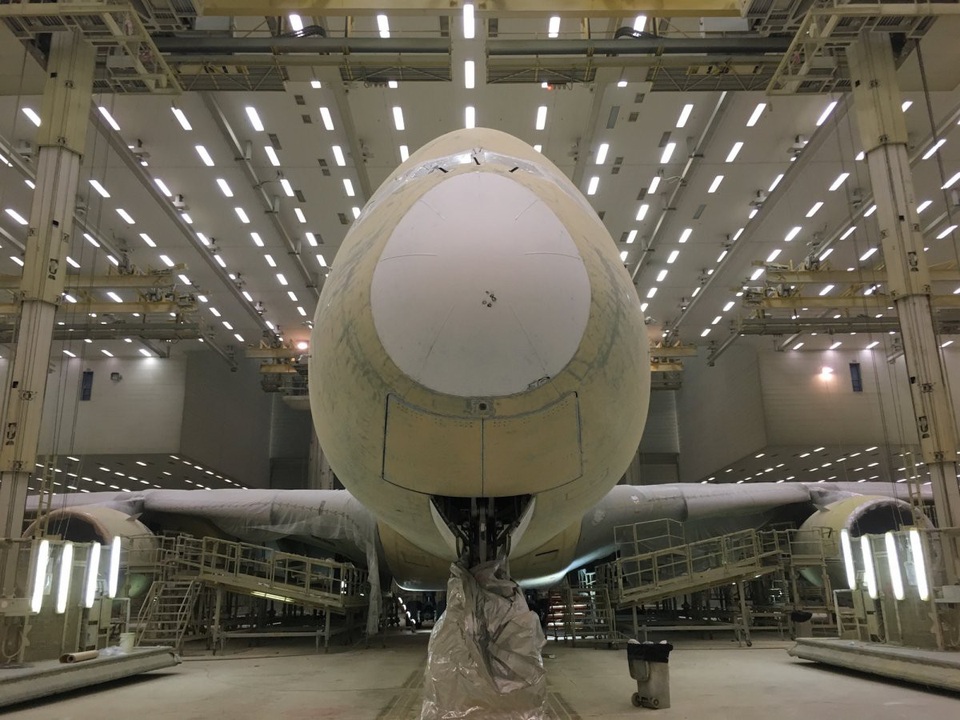 Khu bảo dưỡng máy bay Airbus 380, Boeing 777 trị giá 350 triệu USD ở Dubai - 2 Khu phức hợp trị giá 350 triệu USD tọa lạc ở sân bay Dubai, bắt đầu đi vào hoạt động từ năm 2006. Khu vực này rộng khoảng 55 héc-ta, bao gồm khu hành chính và khu phân xưởng. Trong ảnh: Trung tâm phụ trách về “ngoại hình” cho các máy bay. Hơn cả 1 xưởng sơn, tại đây các công nhân và kĩ sư sẽ đánh giá tình trạng bên ngoài của máy bay, sau đó đưa ra phương án sơn sửa chi tiết.