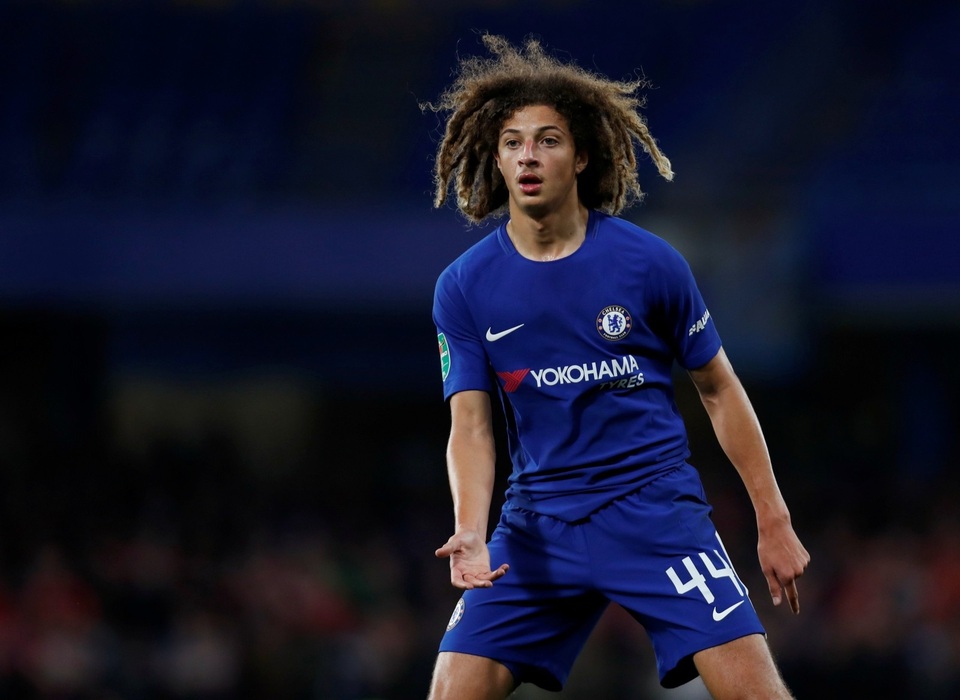Ethan Ampadu là niềm hy vọng lớn của Chelsea cũng như đội tuyển xứ Wales. Sở hữu mái tóc xù giống David Luiz, Ethan Ampadu sở hữu lối chơi chắc chắn và chững chạc. Anh đã ra sân 1 lần ở Premier League và 3 lần ở League Cup mùa này.