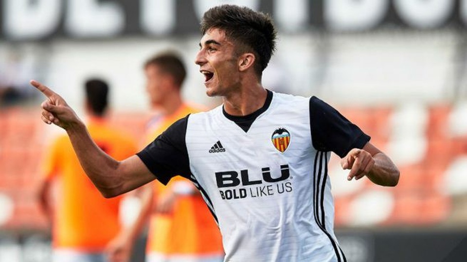 Ferran Torres là cầu thủ sinh năm 2000 đầu tiên ra sân ở La Liga. Tài năng của cầu thủ chạy cánh này được phát hiện ở giải U17 thế giới và nhanh chóng anh nhận được nhiều sự quan tâm của các chuyên gia “săn đầu người” của các CLB lớn. Năm 2018, Ferran Torres hứa hẹn sẽ được sử dụng nhiều hơn trong màu áo Valencia.