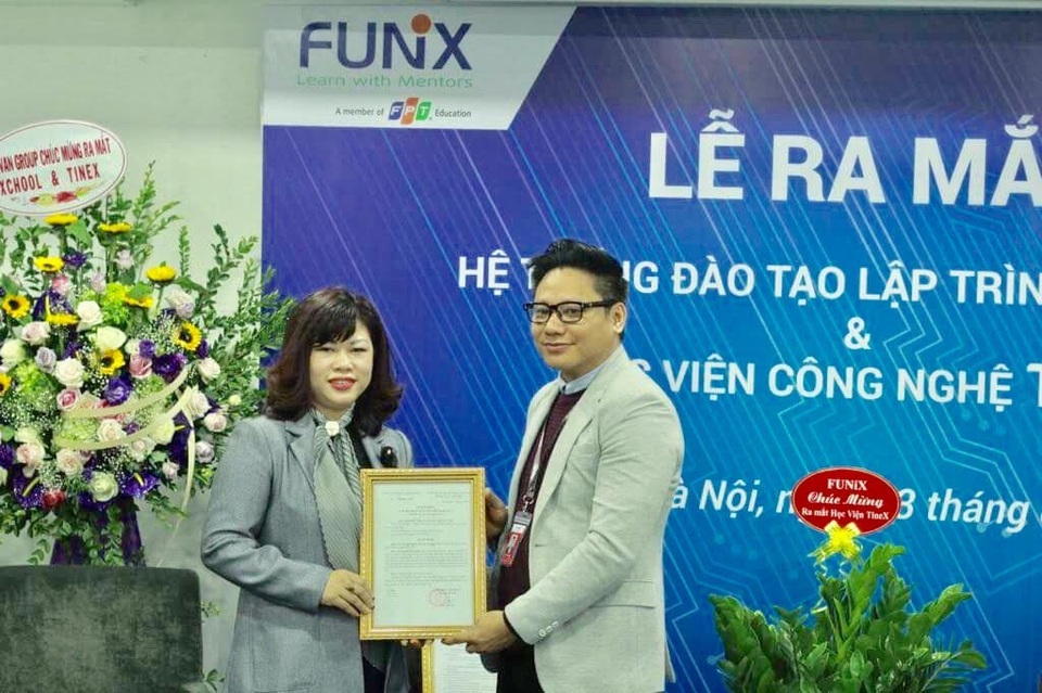 TineX - Mô hình học tập, cung cấp nguồn nhân lực cho Cách mạng 4.0 - 2
Bà Nguyễn Trần Thị Mỹ Nga nhận quyết định thành lập học viện và quyết định bổ nhiệm giám đốc điều hành