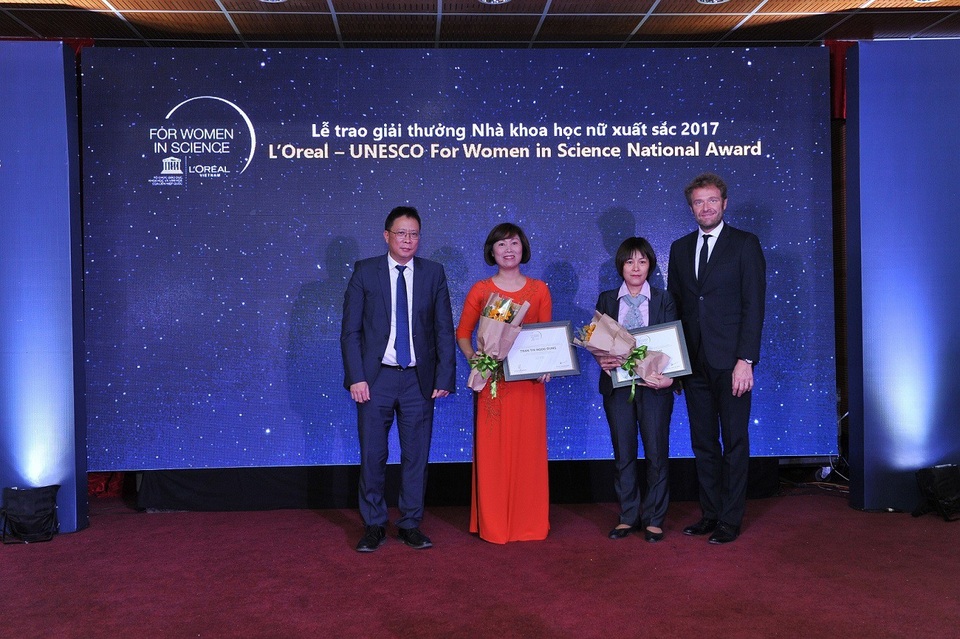 Lộ diện 5 nhà khoa học nữ xuất sắc năm 2017 - 2
Hai nhà khoa học nữ xuất sắc được vinh danh nhận được giải thưởng Nhà khoa học nữ xuất sắc 2017