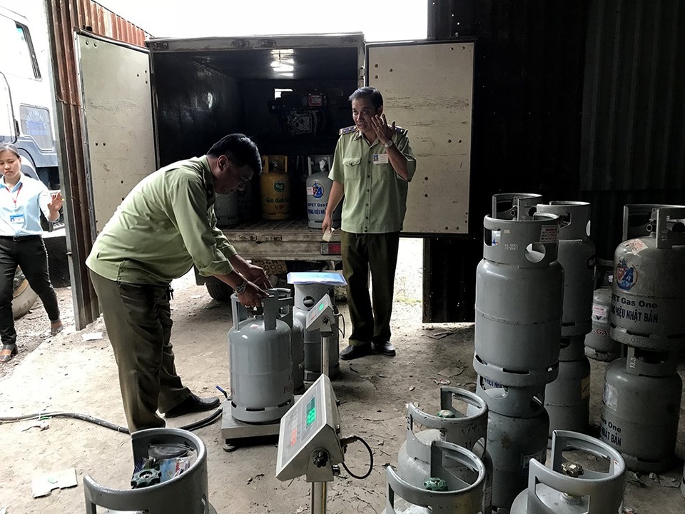Đột kích điểm sang chiết ga lậu lớn trong bãi giữ xe - 3 Lực lượng Quản lý thị trường kiểm tra, niêm phong các bình gas lậu.