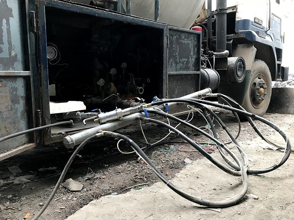 Đột kích điểm sang chiết ga lậu lớn trong bãi giữ xe - 2
Hệ thống sang chiết gas lậu từ chiếc xe tải.