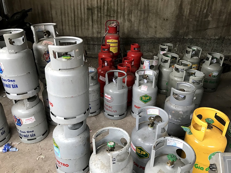Đột kích điểm sang chiết ga lậu lớn trong bãi giữ xe - 1
Hàng chục bình gas sang chiết lậu, không đảm bảo an toàn khi sử dụng được cơ quan chức năng thu giữ.