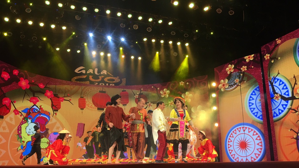 Gala Cười 2018 đả kích vấn nạn “ăn” chặn tiền từ thiện, hủ tục chọn vợ - 5 Gala Cười 2018 đả kích vấn nạn “ăn” chặn tiền từ thiện, hủ tục chọn vợ - 5