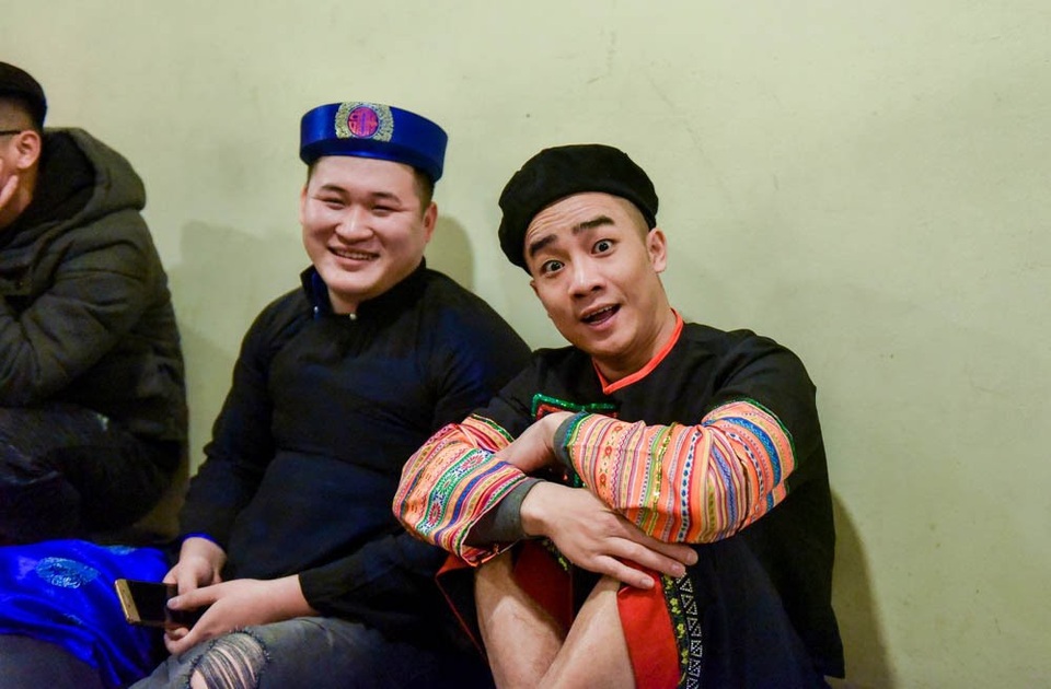 Hài hước hình ảnh các “Táo quân” ở hậu trường Gala Cười 2018 - 9 Diễn viên trẻ Duy Nam và Dũng hớn ngồi bệt xuống hành lang trò chuyện với nhau trong lúc chờ sân khấu nổi nhạc.
