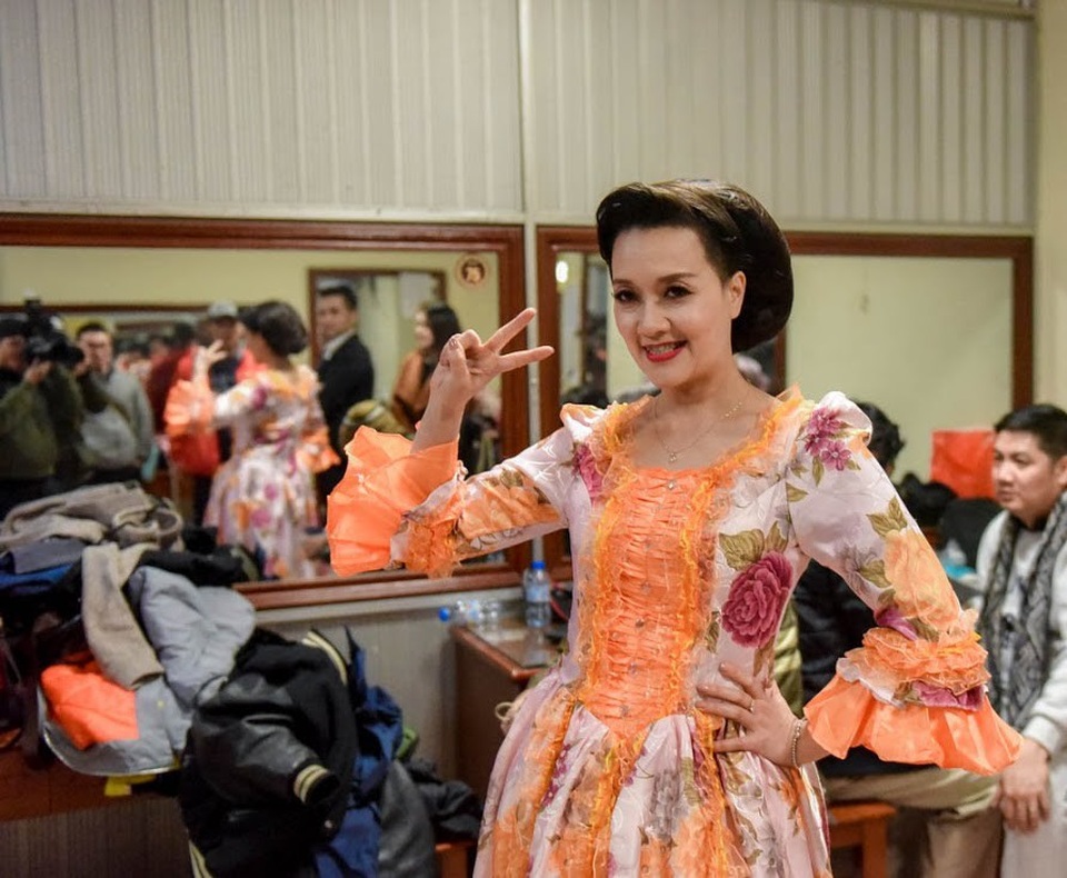 Hài hước hình ảnh các “Táo quân” ở hậu trường Gala Cười 2018 - 5 Vân Dung xì tin tạo dáng khi đã hoàn thành phần hoá trang.