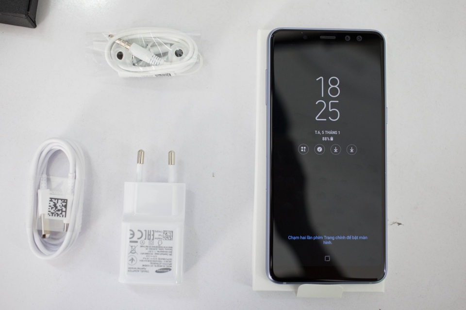 Đập hộp Galaxy A8 2018 chính hãng tại Việt Nam - 2 Samsung trang bị cho máy bộ cáp sạc USB Type C, tai nghe, sách hướng dẫn bên trong hộp.