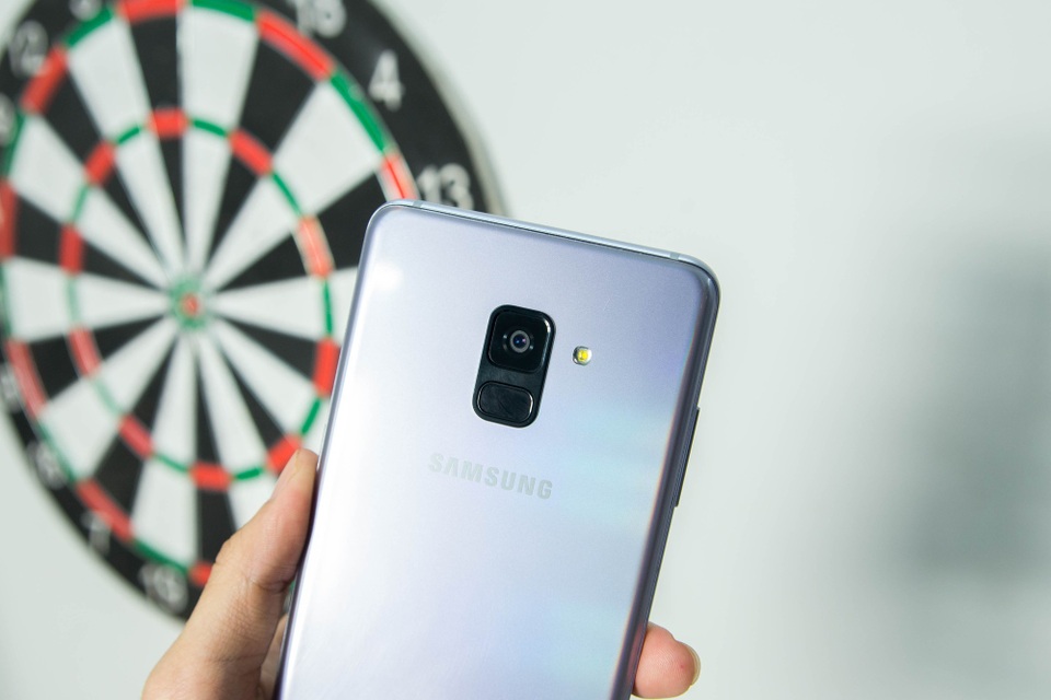 Cận cảnh Samsung Galaxy A8+ sắp bán tại Việt Nam - 6 Điểm nhấn của mặt sau đó là hệ thống camera 16 MP được nâng cấp khẩu độ F1.7 để chụp được những hình ảnh sắc nét ngay cả trong điều kiện thiếu sáng.