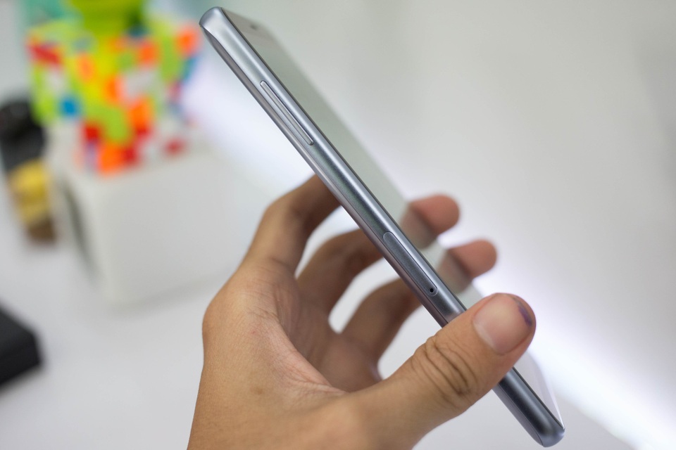 Đập hộp Galaxy A8 2018 chính hãng tại Việt Nam - 12 Cạnh trái là vị trí của nút tăng giảm âm lượng và khe cắm thẻ SIM thứ 2