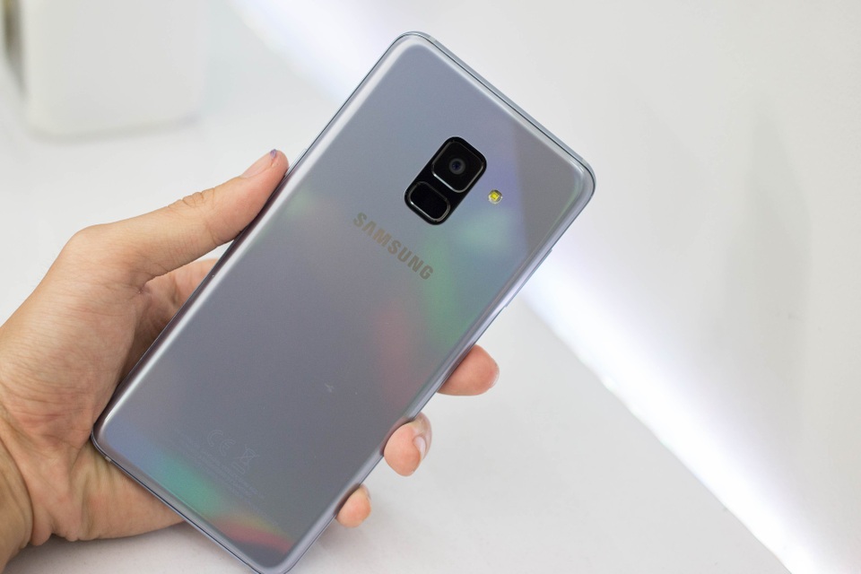 Đập hộp Galaxy A8 2018 chính hãng tại Việt Nam - 4 Lớp kính cường lực này có thể biến đổi màu sắc tùy theo nguồn sáng chiếu vào và màu sắc mới giúp máy ít thấy sự bám bẩn hơn các phiên bản màu đen trước đó. Samsung cũng trang bị khả năng kháng nước IP68 trên thiết bị này.