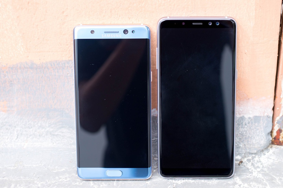 So sánh nhanh Galaxy A8+ và Galaxy Note FE - 7 Galaxy Note FE (bên trái) và Galaxy A8+ (bên phải)