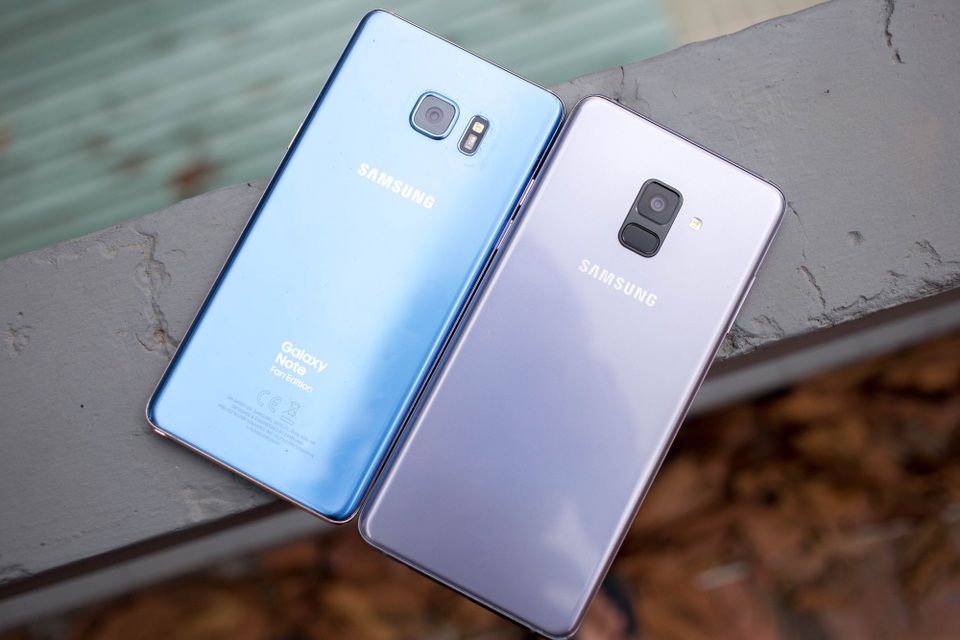 So sánh nhanh Galaxy A8+ và Galaxy Note FE - 1 Galaxy Note FE (trái) và Galaxy A8+ (phải)