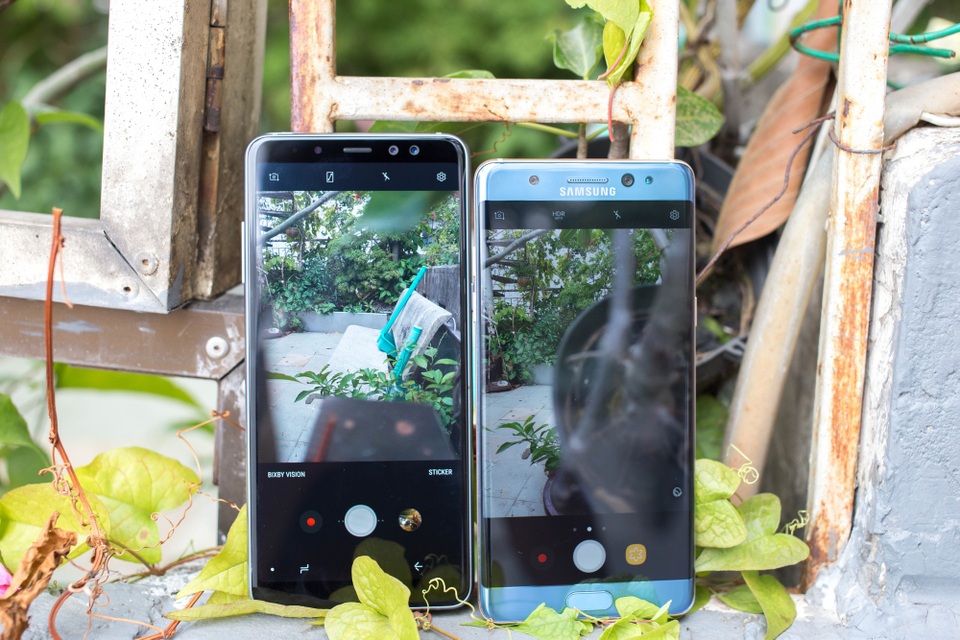 So sánh nhanh Galaxy A8+ và Galaxy Note FE - 5 Galaxy A8+ (bên trái) và Galaxy Note FE (bên phải)