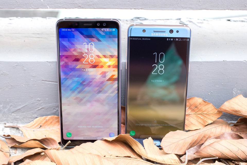 So sánh nhanh Galaxy A8+ và Galaxy Note FE - 4 Galaxy A8+ (bên trái) và Galaxy Note FE (bên phải)